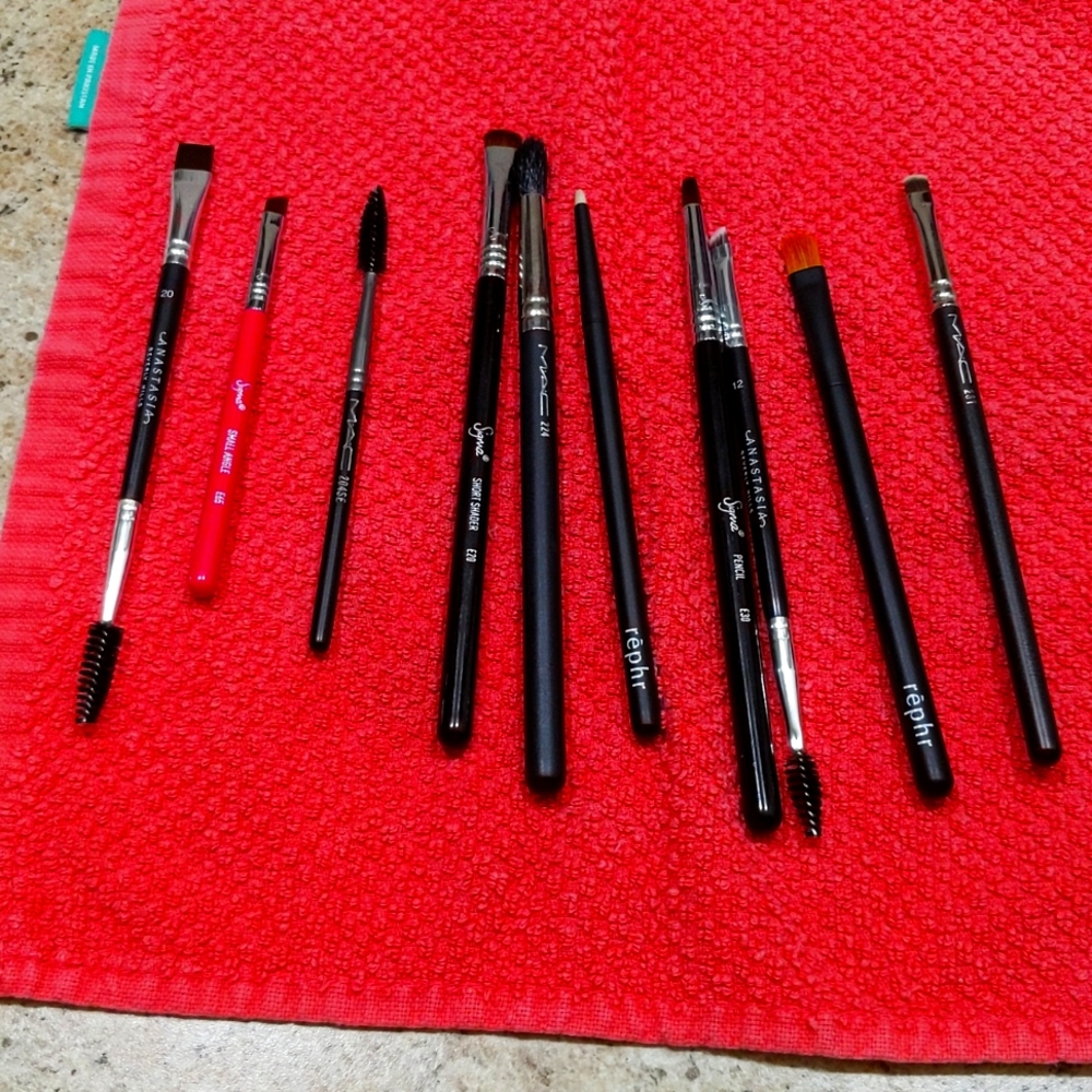Variety of well named eye brushes gently used and well cared for!
